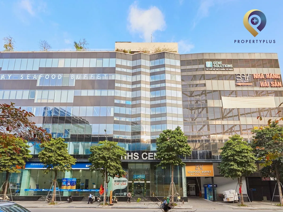 Toàn cảnh tòa nhà NHS Center với mặt tiền kính hiện đại tại Hà Nội.